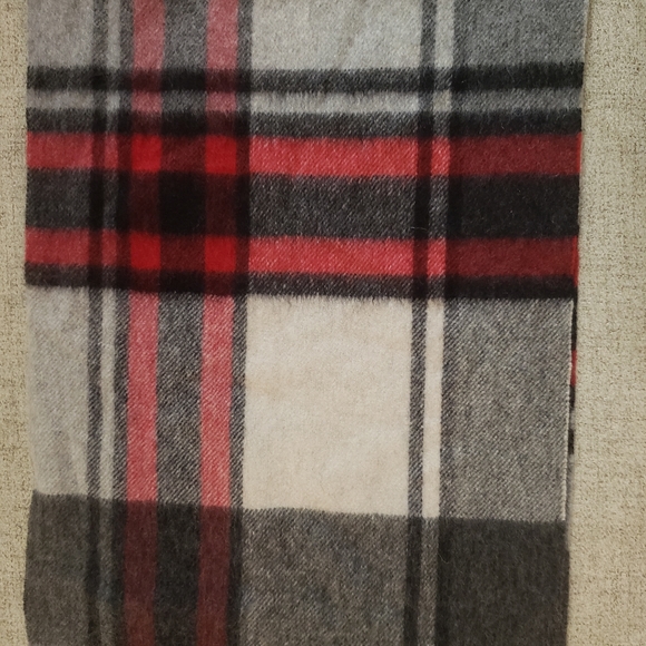 LOUISA Peroni womens scarve. 100% cashmere. New without tag.62" L X 12" W. Exele - Picture 5 of 7